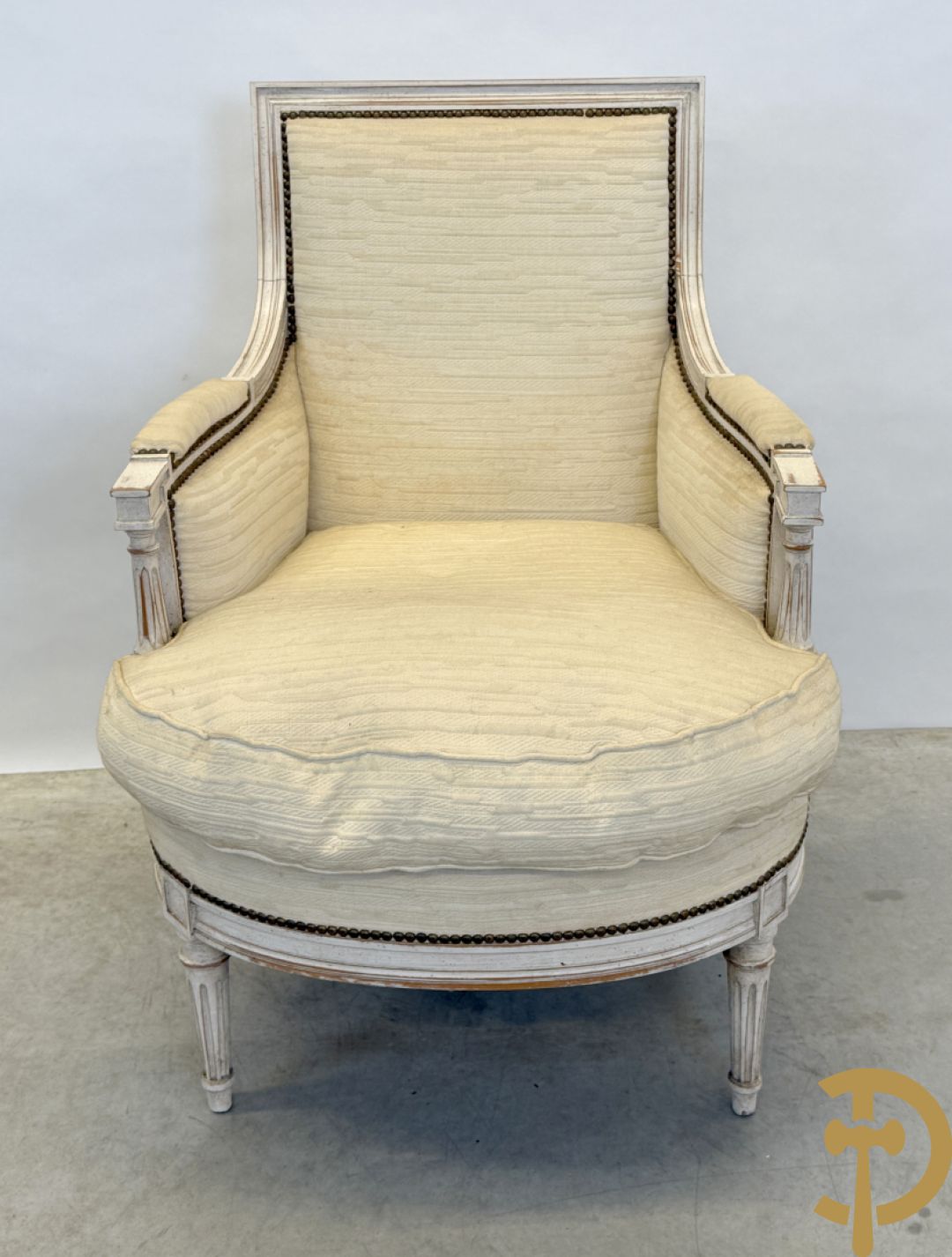 Paar wit gemonochromeerde bergères Louis XVI stijl + bijzettafeltje met lade op voluutvormige pootjes