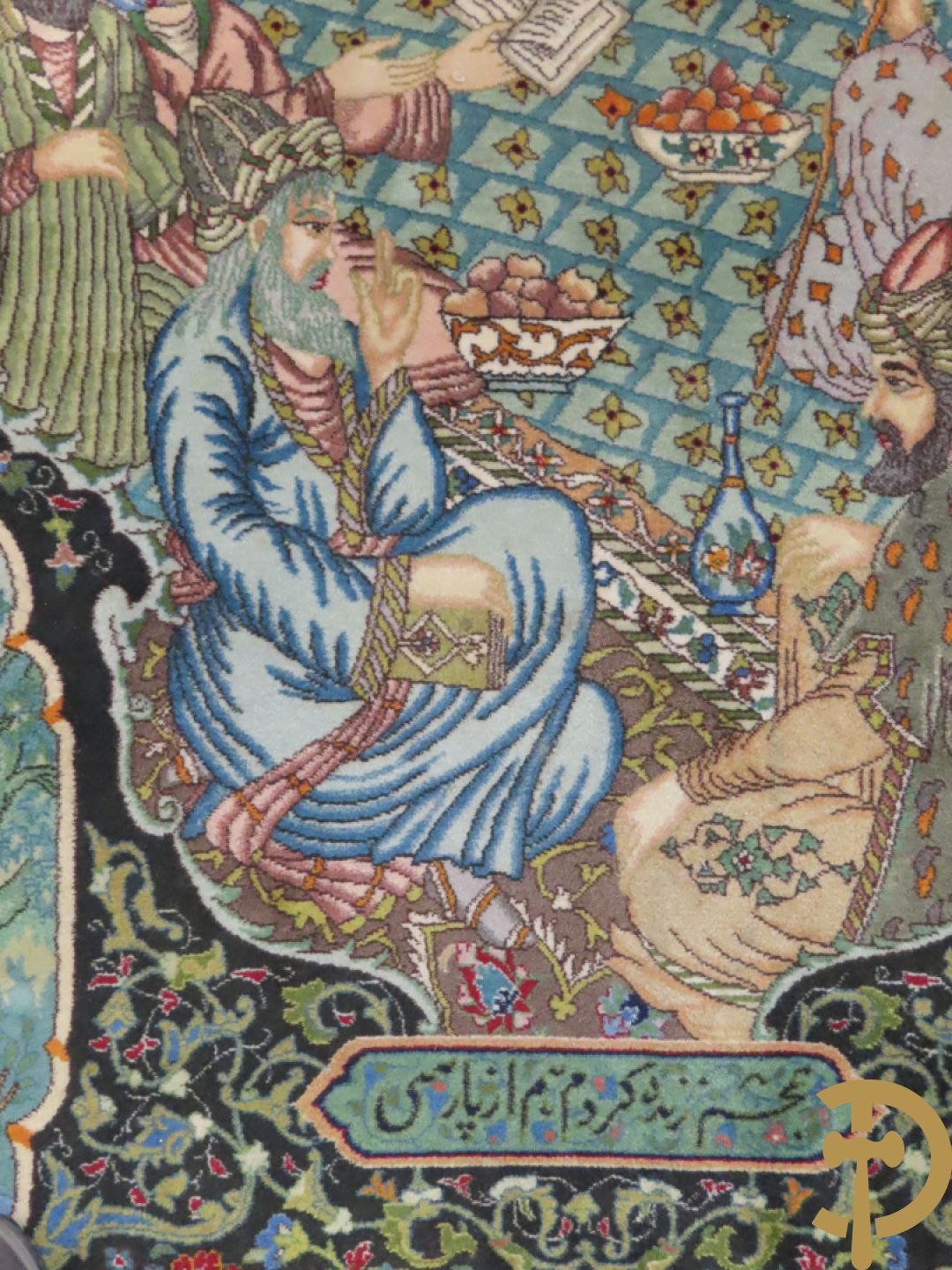 Oosters handgeknoopt tapijt Tabriz met figuratieve voorstelling, centraal met geanimeerde hofscène, omgeven door 4 hoekmedaillons met architecturale afbeeldingen - onderaan en bovenaan getekend