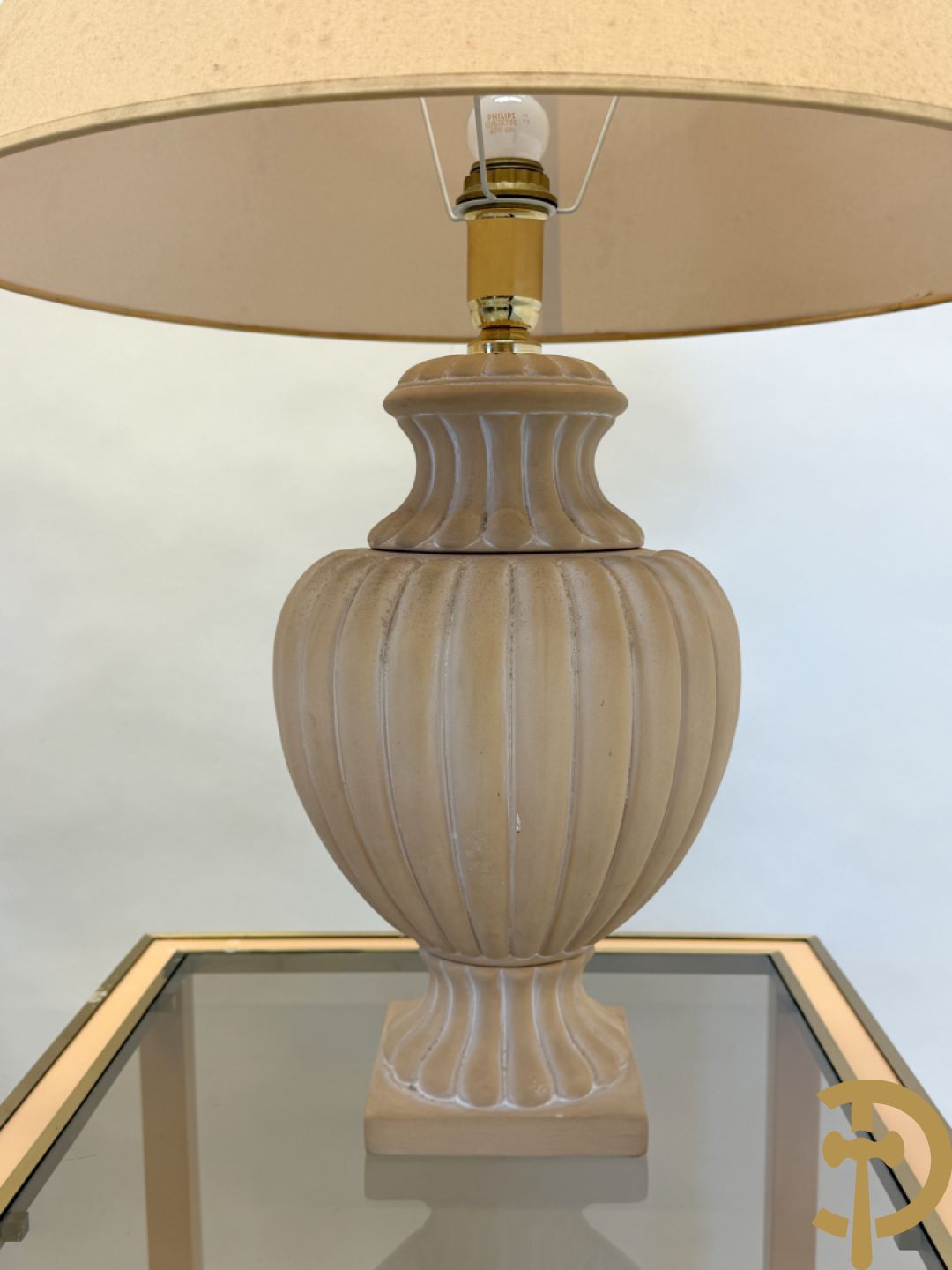 Paar bijzettafels met koperafwerking en glazen fumé blad + 2 bijhorende lampadaires in terra cotta