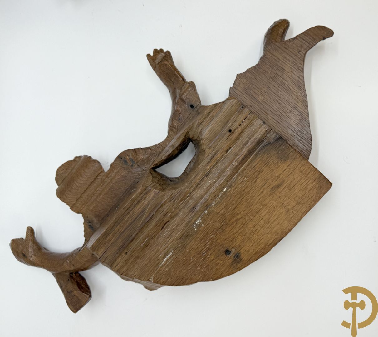 Paar houtgesculpteerde engelen als fragmenten uit een groter geheel