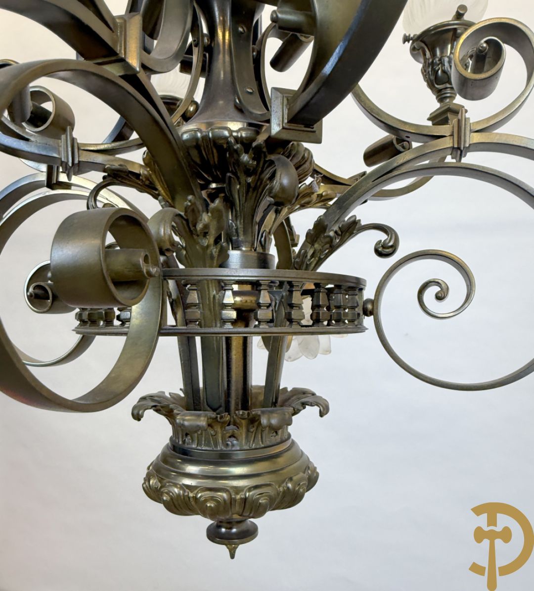 Massieve bronzen luchter met 8 lichtpunten en bezet met accanthusranken