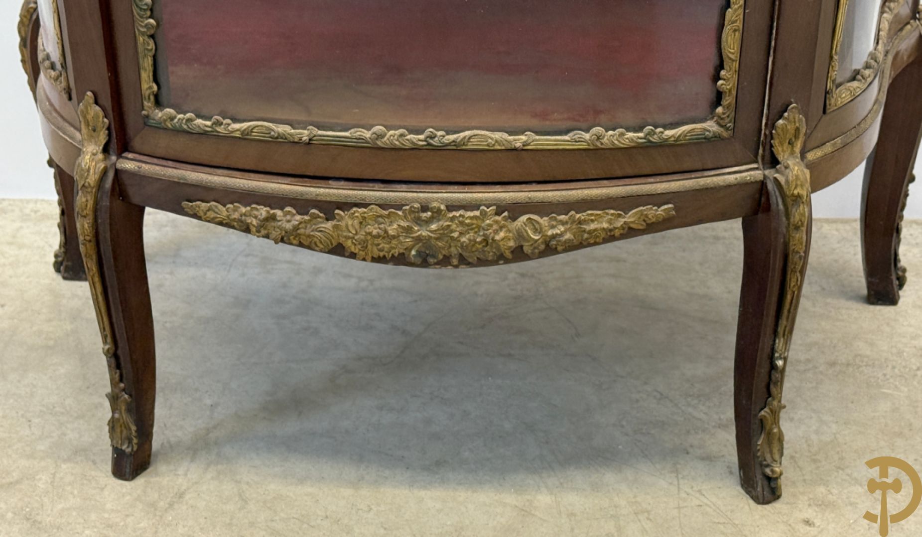 Notelaren vitrine bezet met bronsbeslag en gebogen ruitjes, bovenaan met marmeren blad