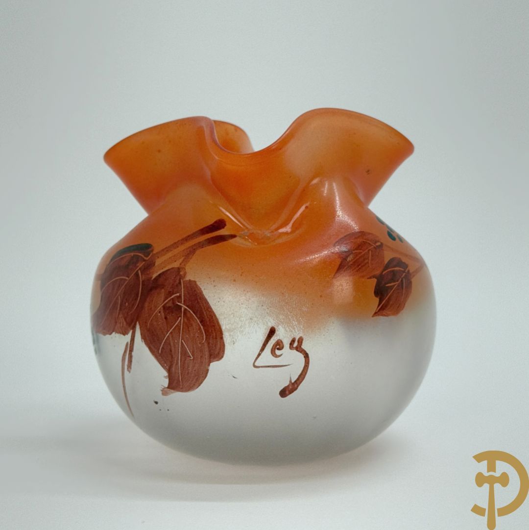 Bol vaasje met beschilderd bloemendecor, Leg. getekend (Legras)