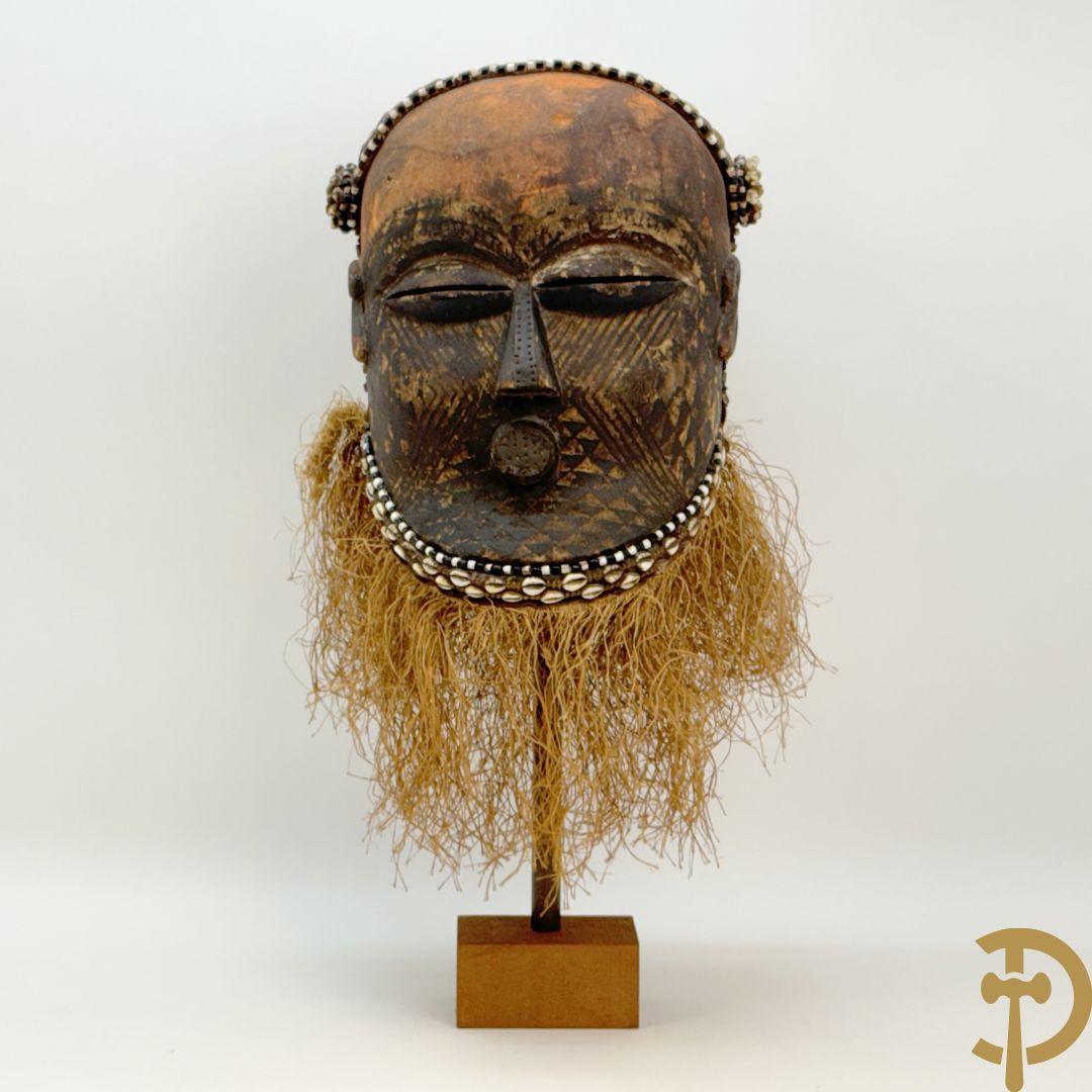 Afrikaans masker met symbolische beschildering, kralen en raffia