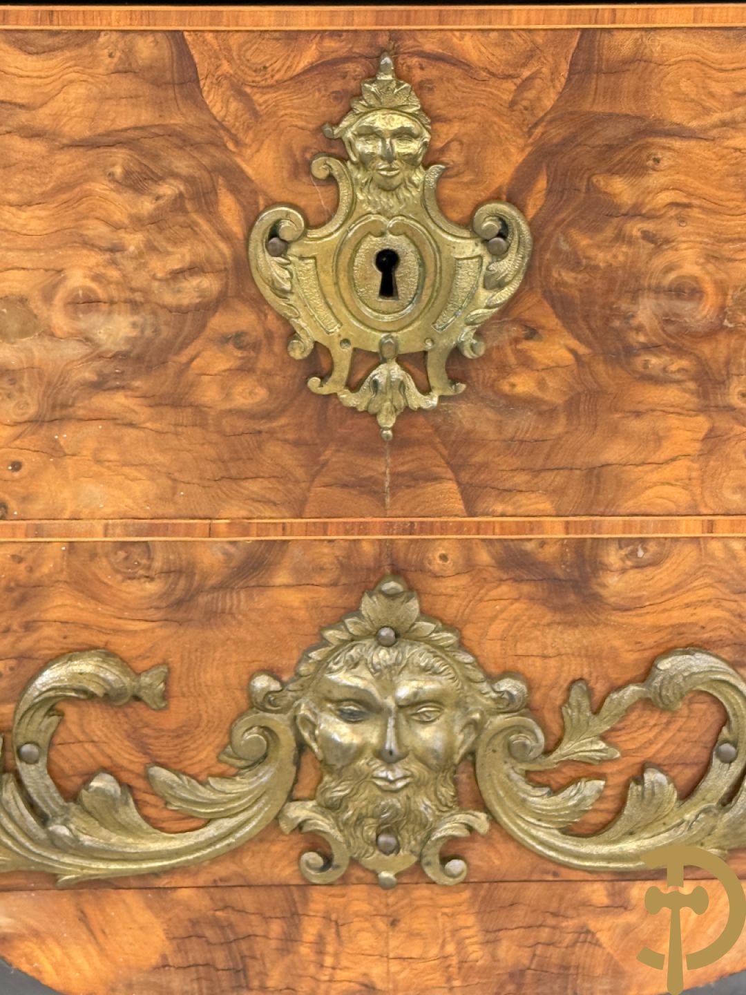 Wortelnotehouten drieladencommode met bronsbeslag van mazarinkoppen en accanthusranken, bovenaan met rood geaderd marmeren blad