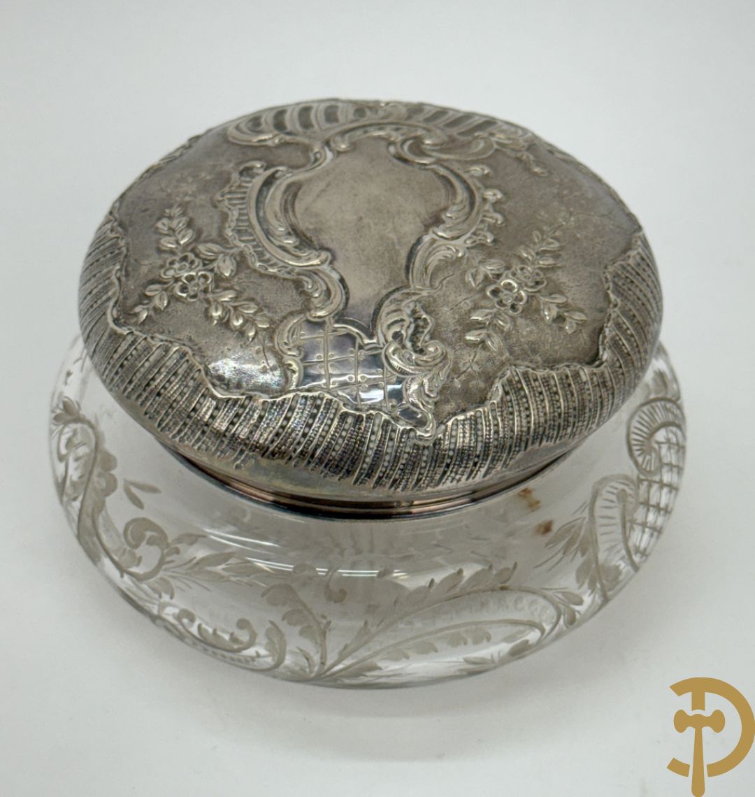 Massief zilveren schaaltje met Louis XV motieven, Delheid + bonbonnière met zilveren deksel + massief zilveren geajoureerd schaaltje + lakzegel met bewerkt handvat