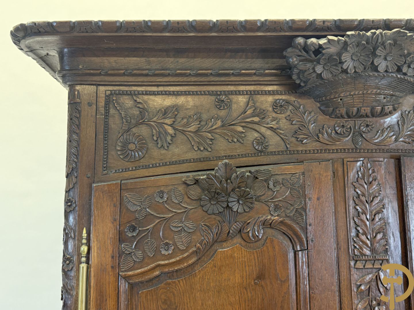 Massief eiken bruidskast met bloemensculptuur opzij, accanthusranken en bekroond met bloemenkorf