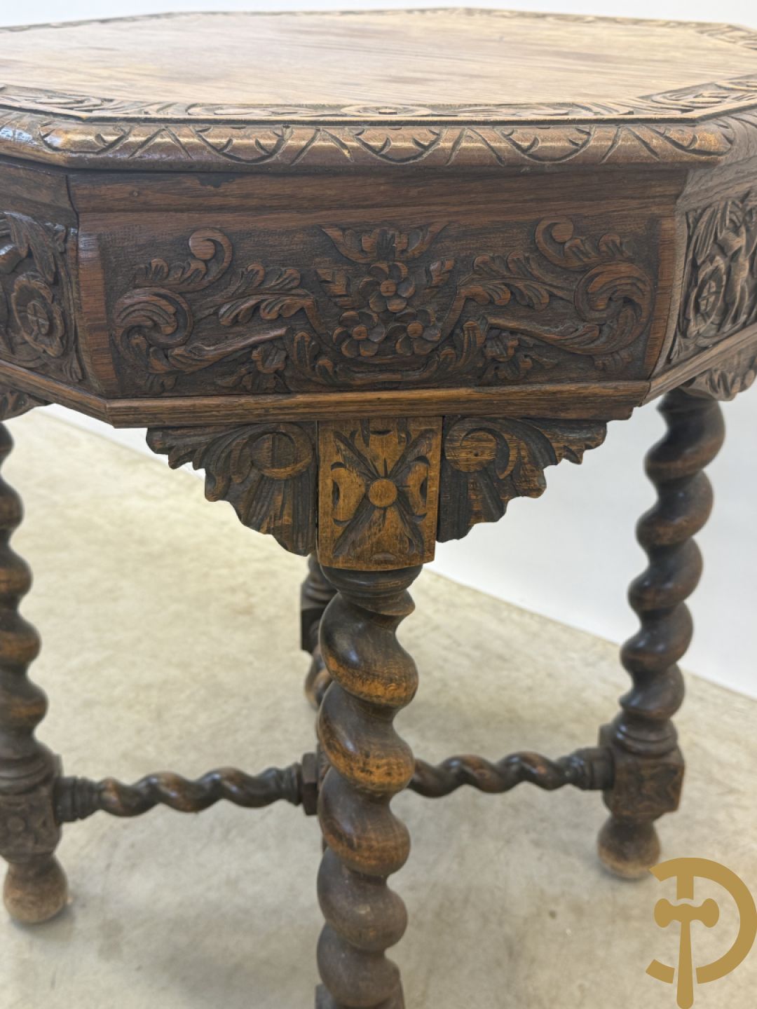 Massieve eiken tafel met achthoekig blad en sculptuur van bloementakken en accanthusranken - op 4 getorste poten
