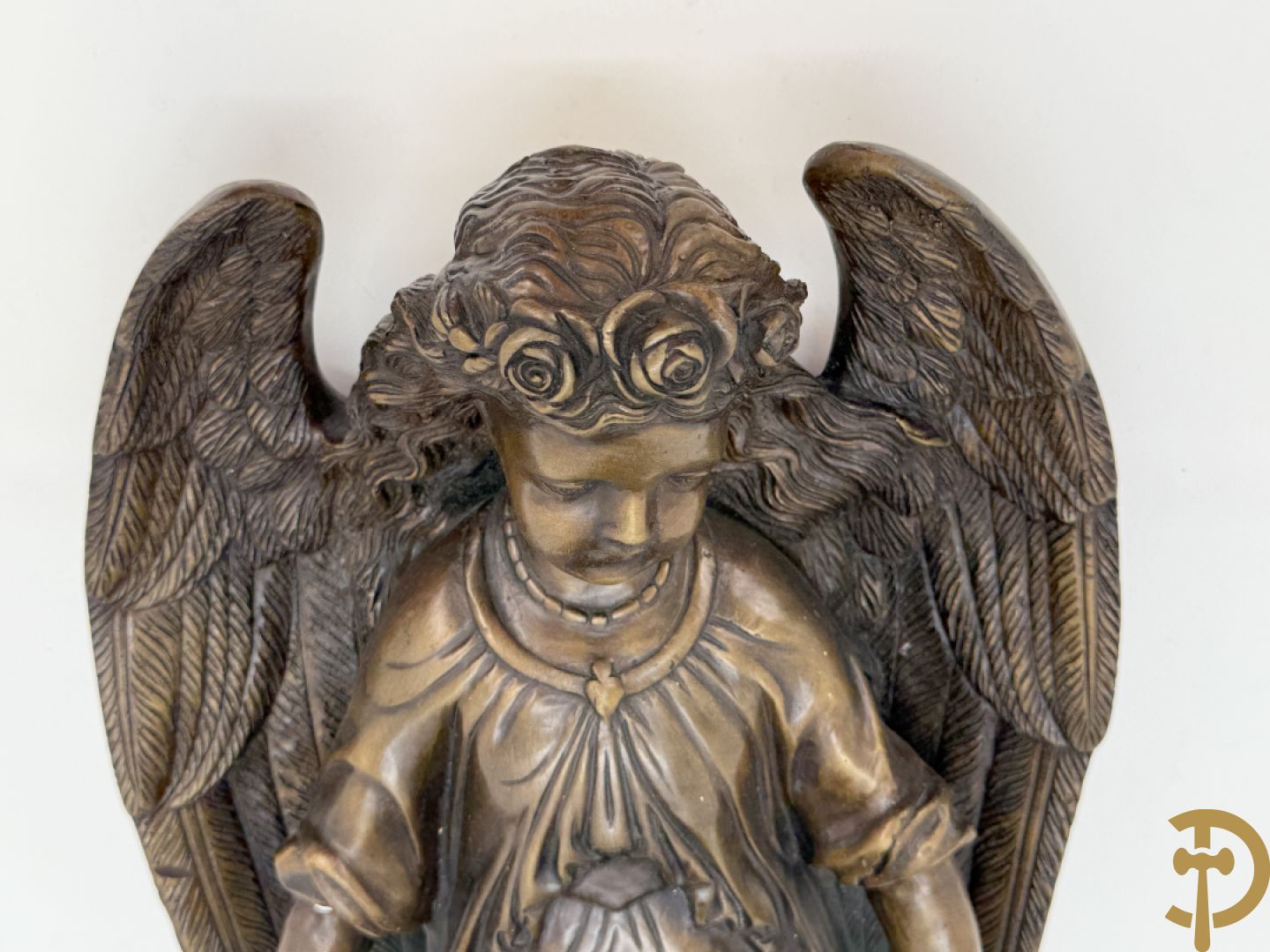 Bronzen wijwatervat van een engel dragende een rocailleschelp