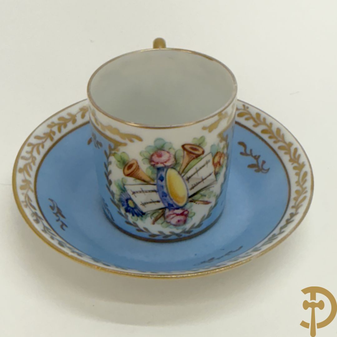Mooi lot Limoges porselein bestaande uit grote en kleine Medici vaas met bloemendecor, 3 cache pots, bord, 2 coupes, Tas en schoteltje (9 stuks in totaal)