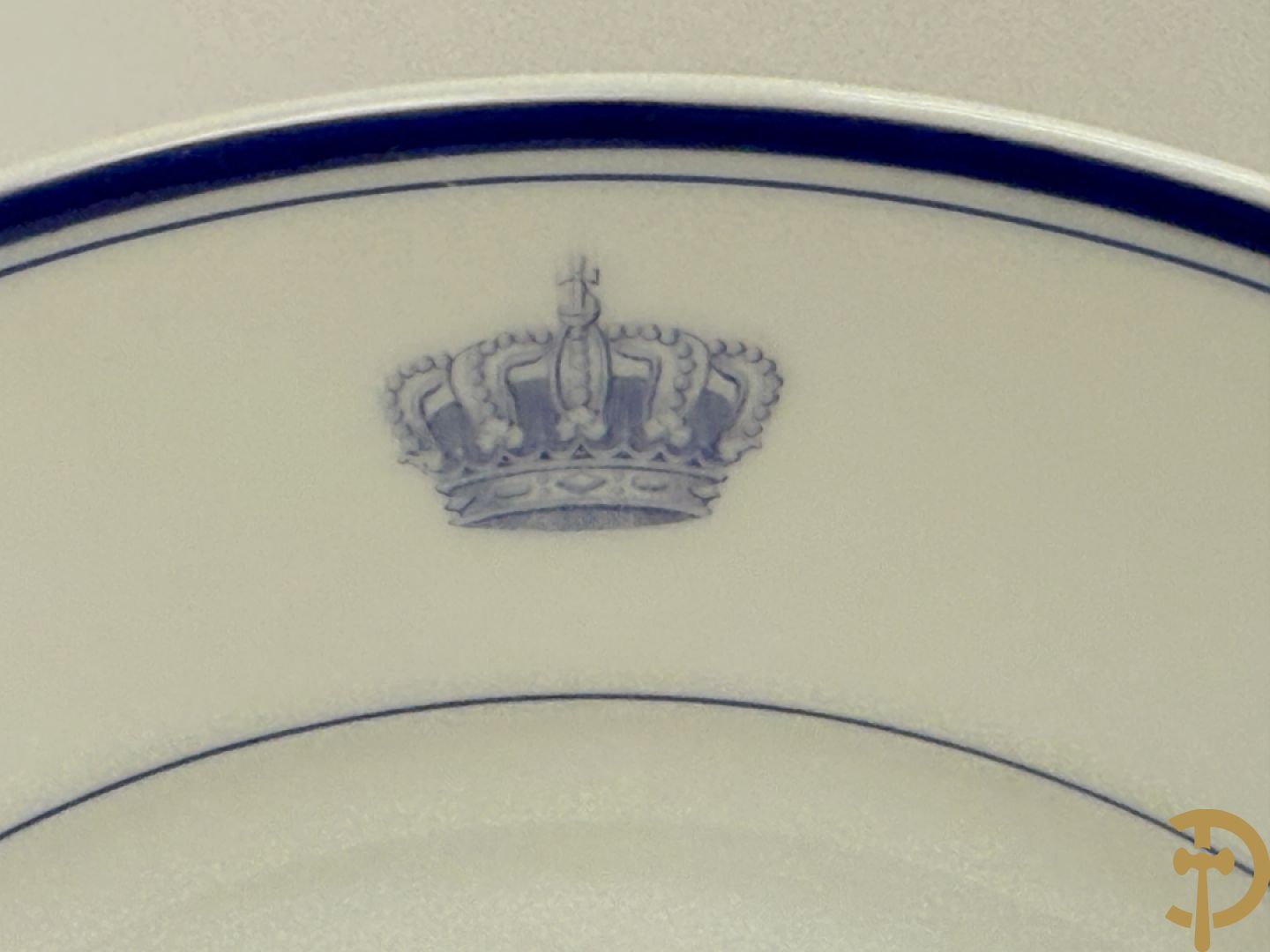 Acht porseleinen borden van boogschuttersgildes