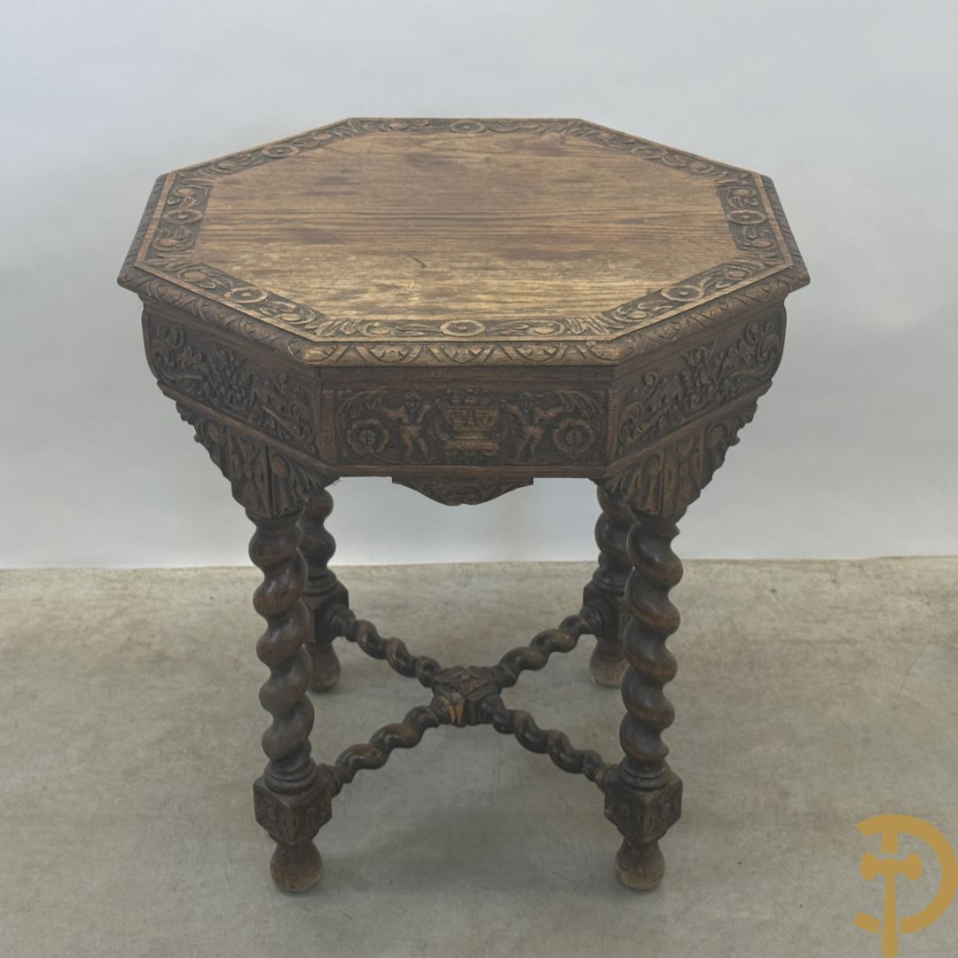 Massieve eiken tafel met achthoekig blad en sculptuur van bloementakken en accanthusranken - op 4 getorste poten