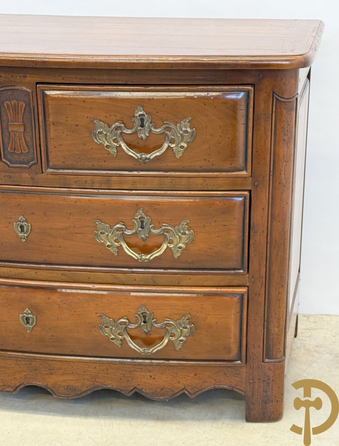 Gebogen kerselaren vierladencommode met koperen Louis XV trekkers, achteraan geëstampilleerd Richelieu Art & Meubels de France