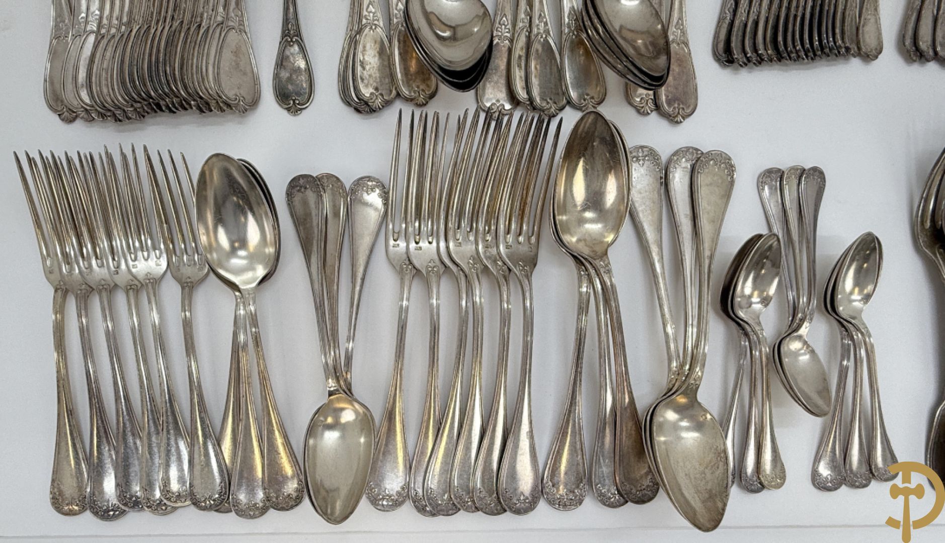 Verzilverd bestek Louis Philippe bestaande uit lepels, vorken, koffielepels en vorken + 3 sets porte couverts van o.a. Vossen