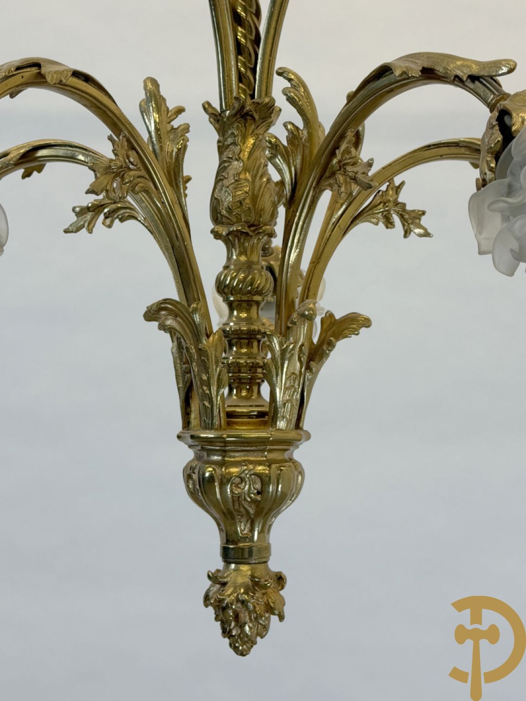 Vijfarmige luchter bezet met roosjes, Louis XV stijl bezet met accanthusranken
