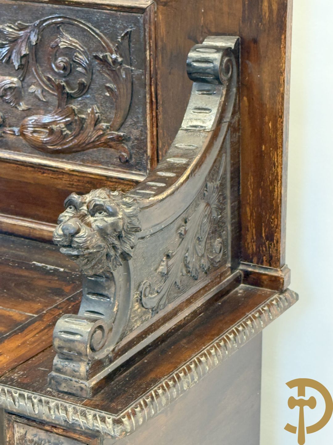 Hall bank met Neo Reniassance sculptuur van cupido