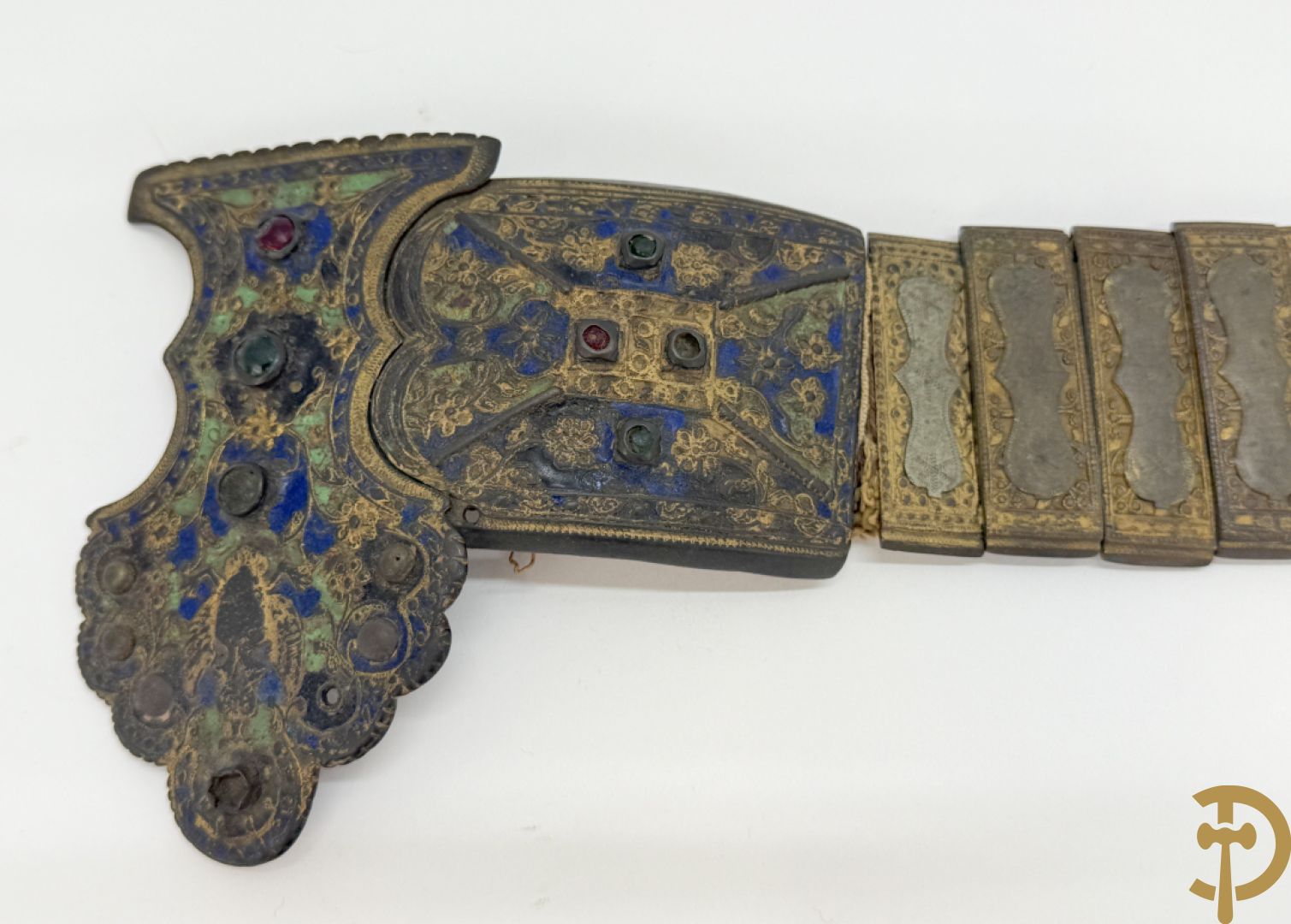 Gekleurde metalen riem met koperen lemmetten en bronzen sluiting