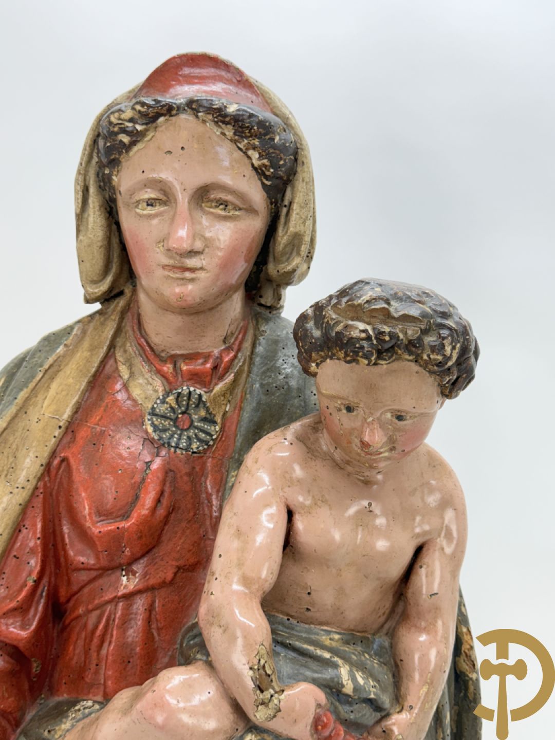 Gepolychromeerde houtsculptuur Madonna met rode jurk en kind, 18e