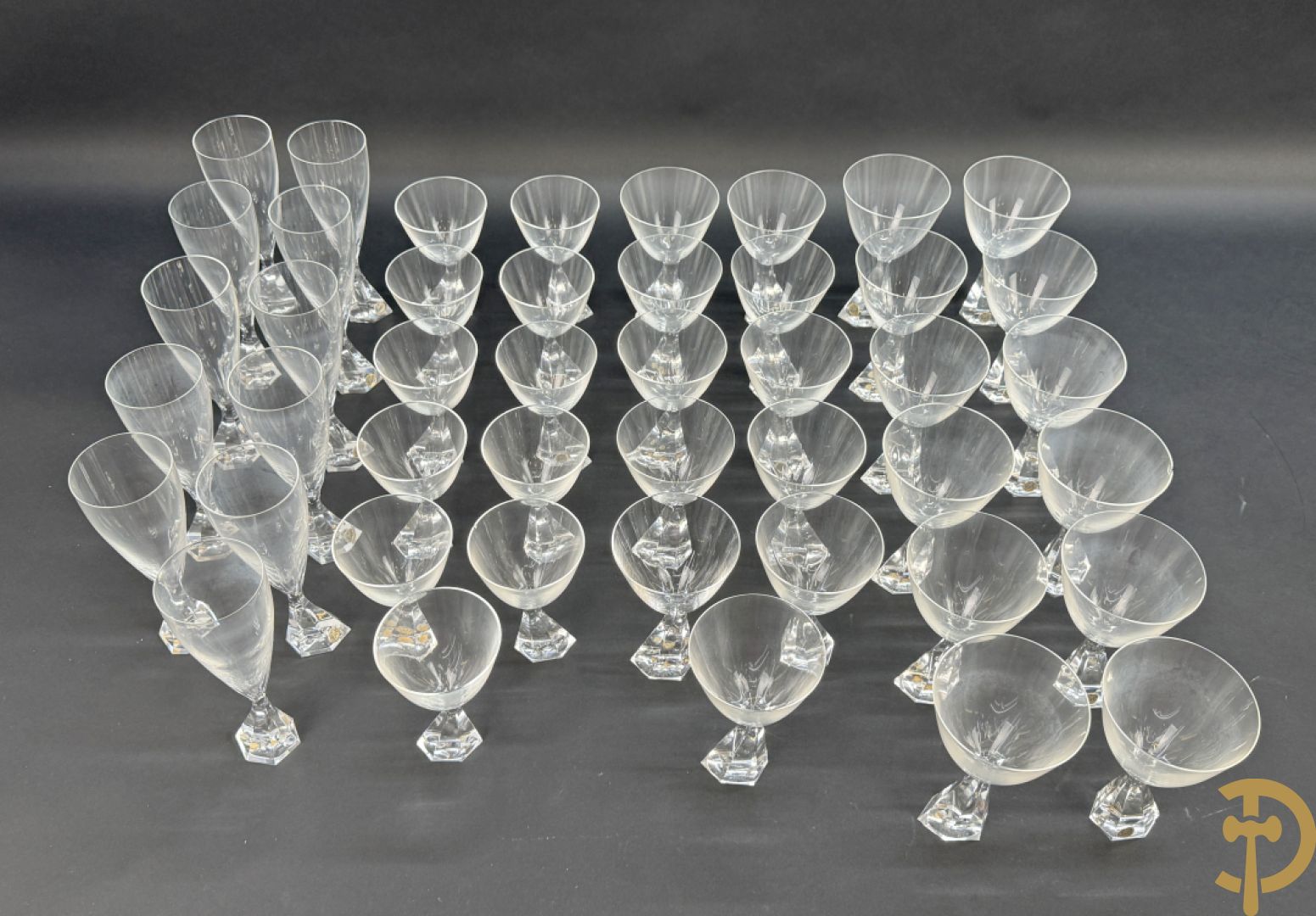 Kristallen glasservies Peill, bestaande uit 11 rode wijnglazen, 11 witte wijnglazen, 12 waterglazen en 11 champagne glazen