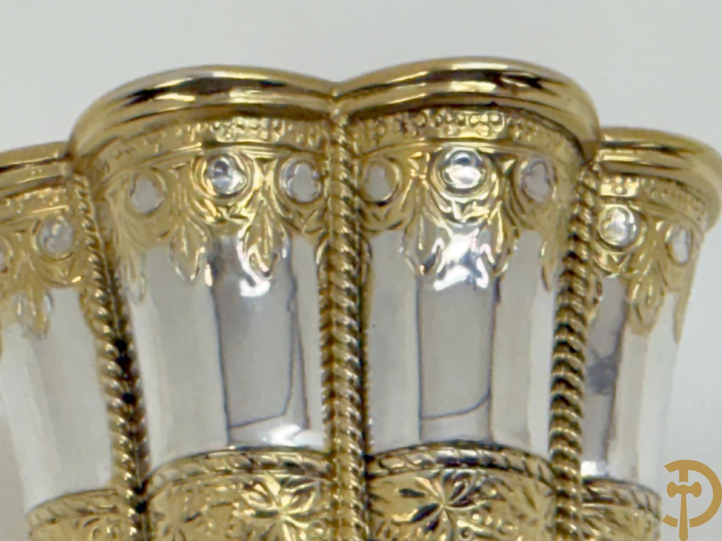 Massief zilveren Margrete beker met vergulde motieven en vermeil binnenin, maker Michelsen A., Serling silver