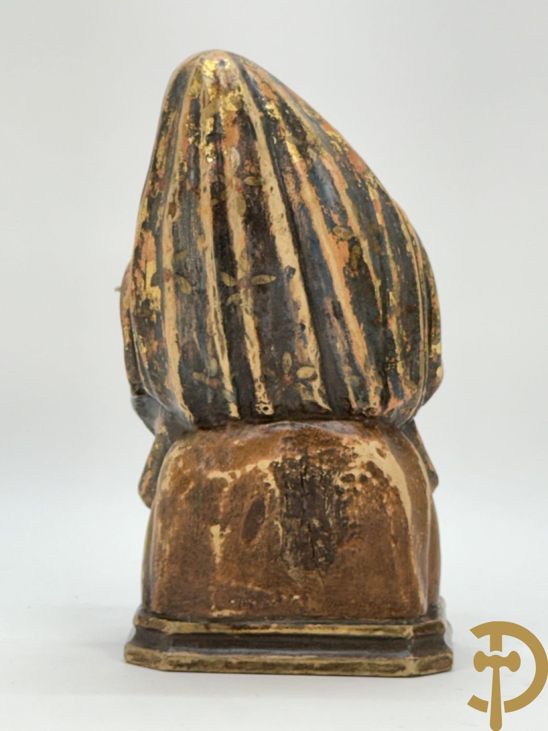 Gepolychromeerde houtsculptuur van zittende dame