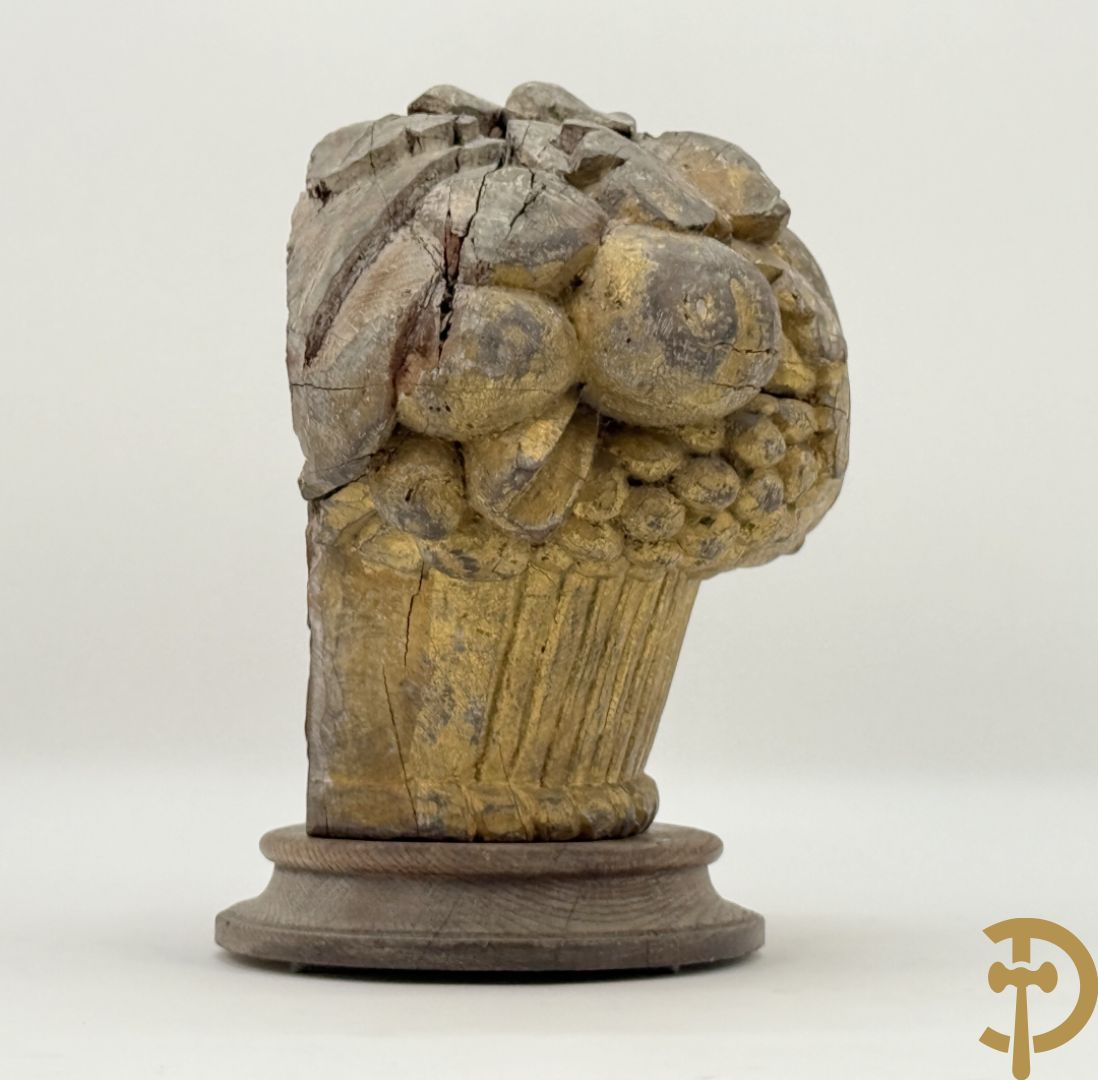 Gesculpteerd houten ornament van bloemen in korf