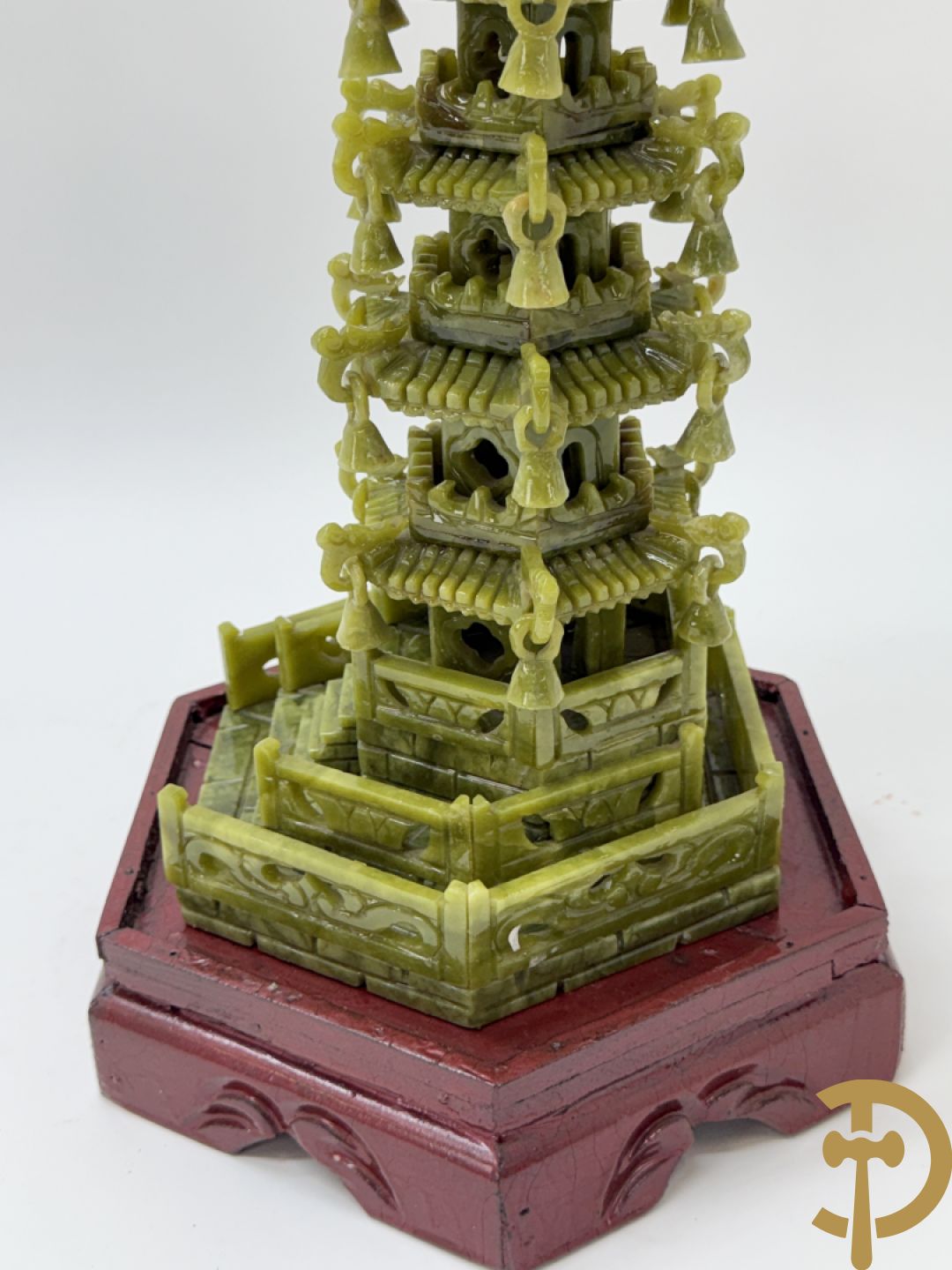 Handgesculpteerde Aziatische tempel op houten sokkel