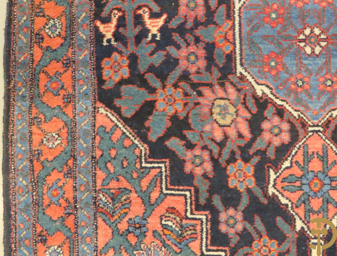 Perzische handgeknoopte loper met geometrische patronen + Perzissch handgeknoopt tapijt Senneh + Oosters handgeknoopt tapijt met bloemendecor + bidtapijtje