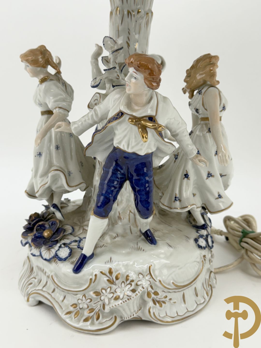 Porseleinen lampadaire met 4 dansende figuren, bovenaan met bloemenknop bezet