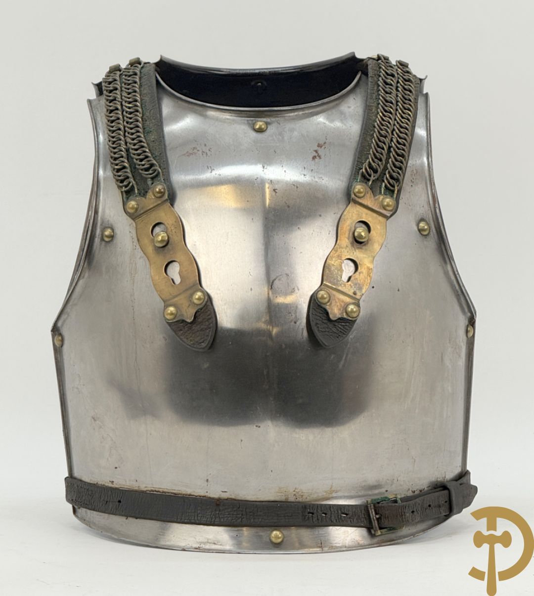 Frans metalen borststuk/ kuras voor de cavalerie met lederen riem en koperen stukken, Manufacture de Klingenthal 1828, 19e