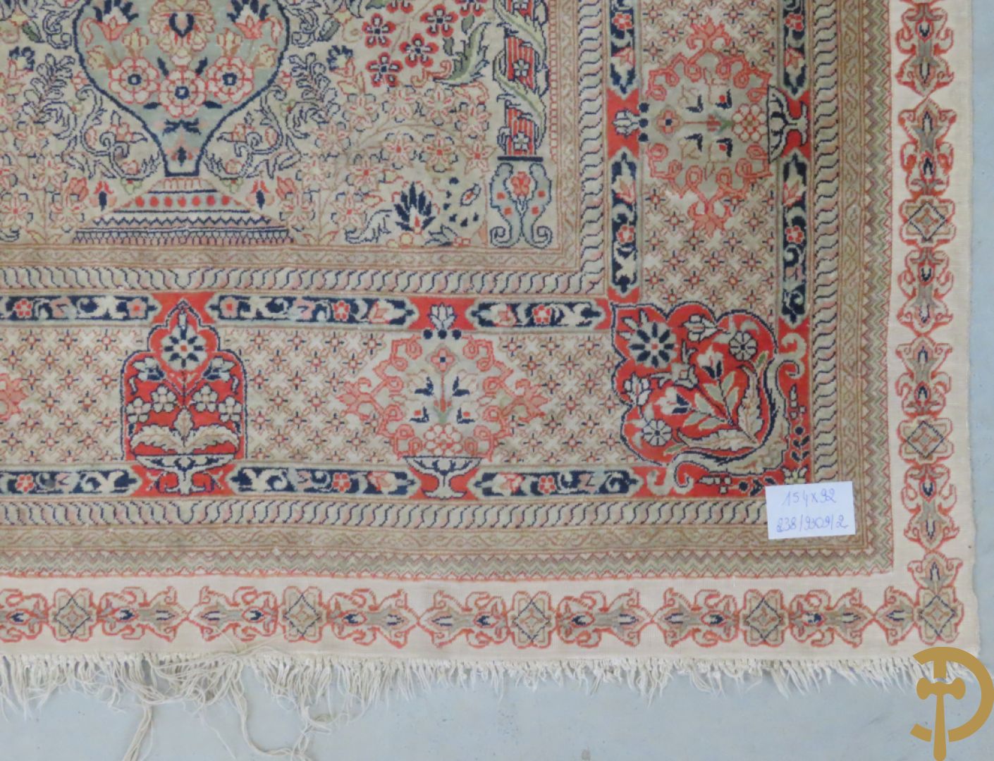 Zijden handgeknoopt tapijt met amfoor en bloemendecor