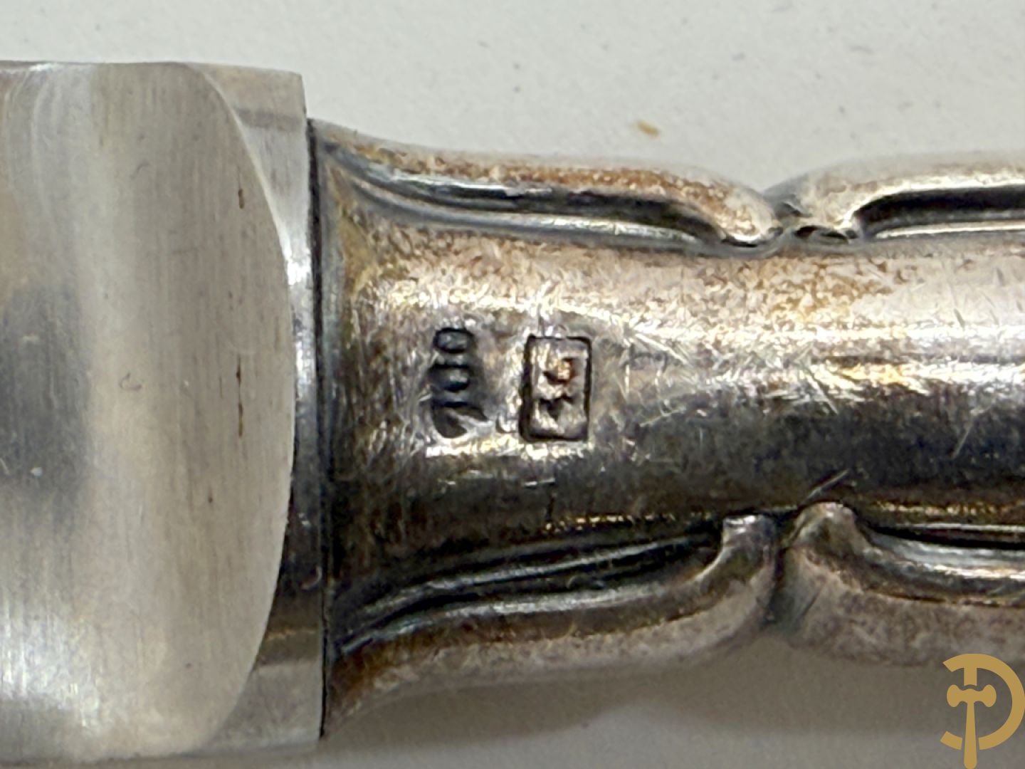 Verzilverd Louis XV bestek bestaande uit 12 lepels, 11 vorken, 12 messen, 12 dessertlepels, 11 dessertvorken, 12 dessertmessen, 12 koffielepels, 12 kleine vorken, 12 visvorken, 12 vismessen en 6 losse stukken