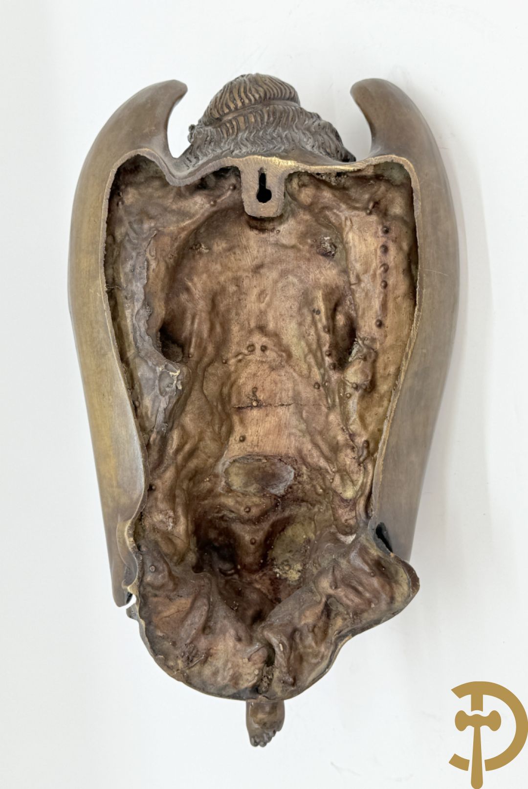 Bronzen wijwatervat van een engel dragende een rocailleschelp