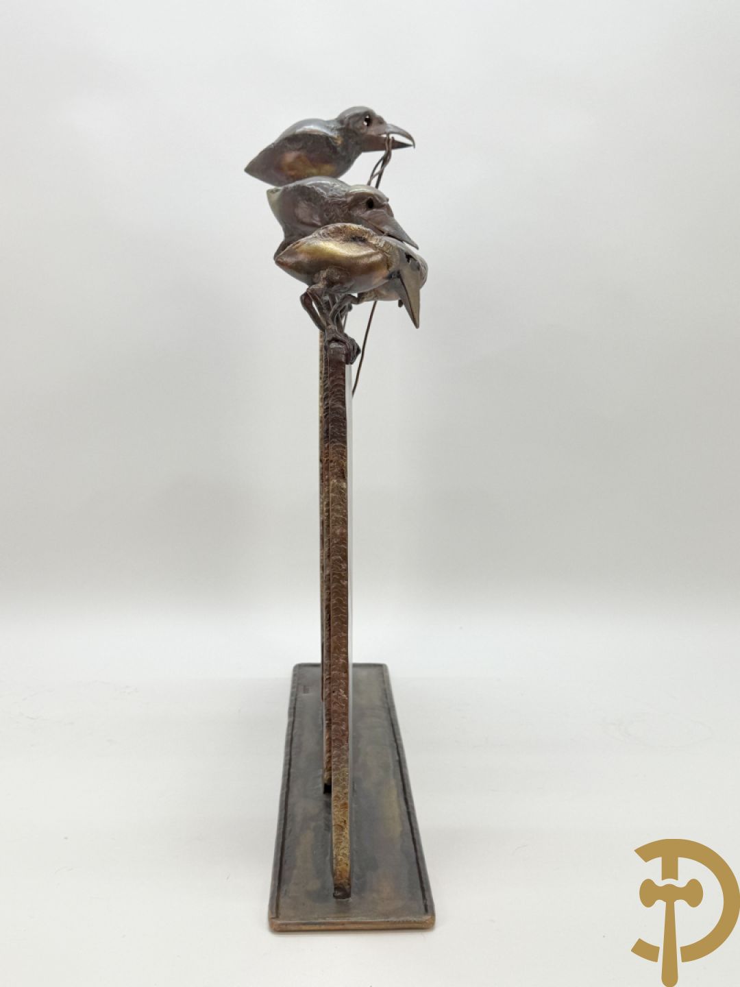 BEL J. getekend (Belaen Jean Pierre) Bronssculptuur met 4 vogels op schutting