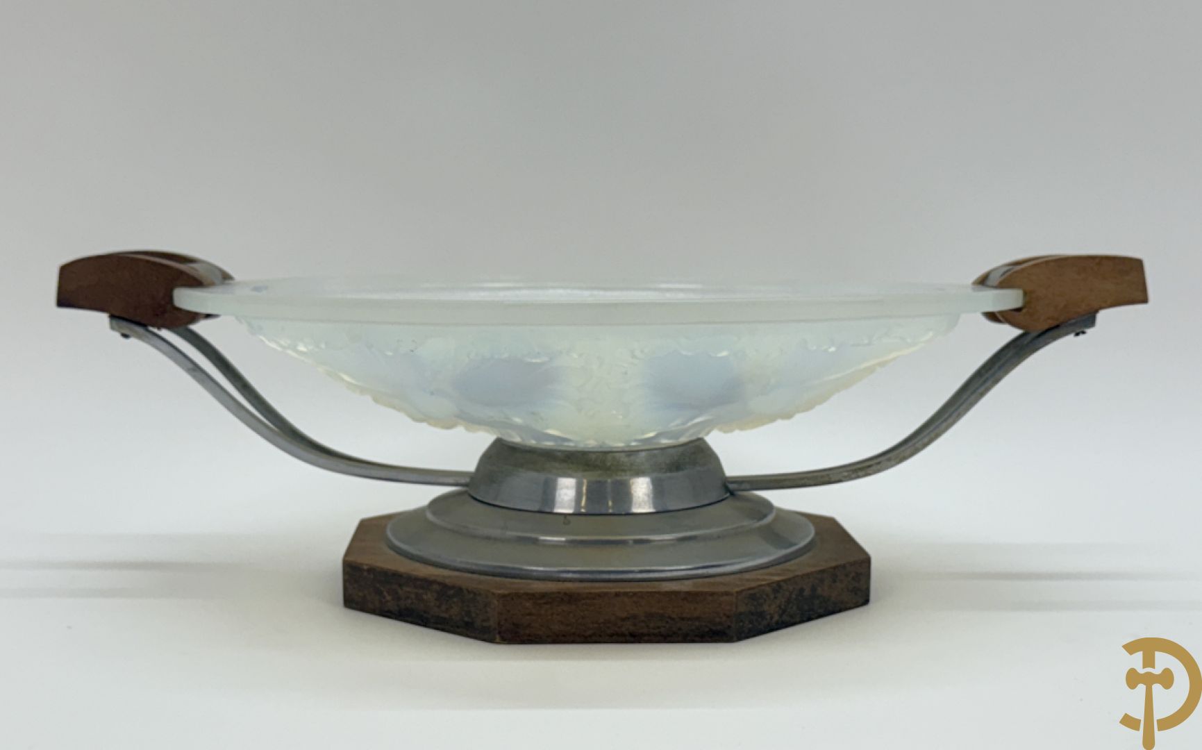 Art Deco schaal van pate de verre met bloemenmotief gevat in chromé houder + Art Deco coupe in pate de verre met bloemenmotieven gevat in chromé houder