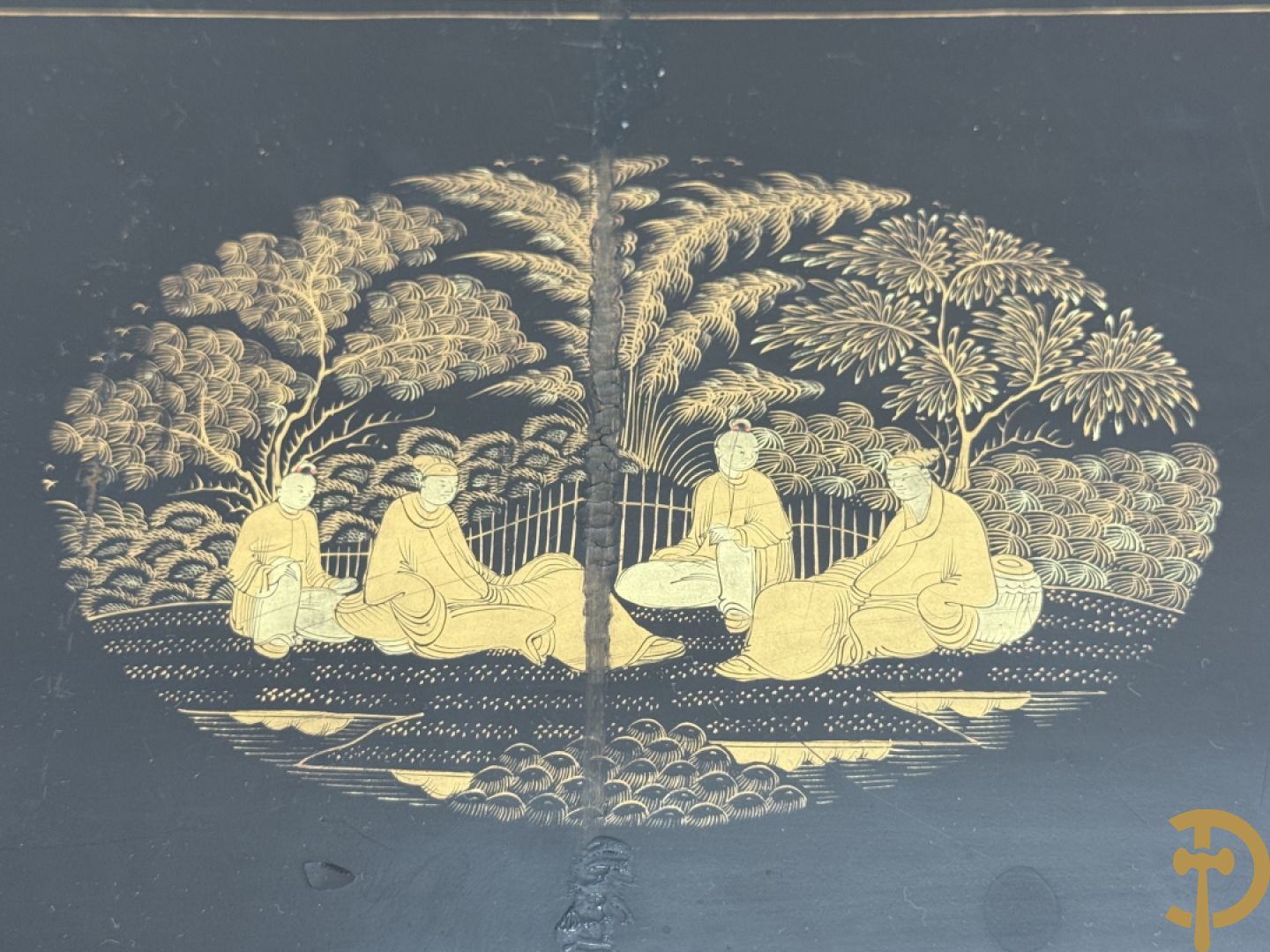 Schrijfbox in wortelnotehout met marquetterie en bovenaan een parelmoer plakkette + Japanse zwartgelakte openklapbare schrijfbox met verguld geanimeerd decor