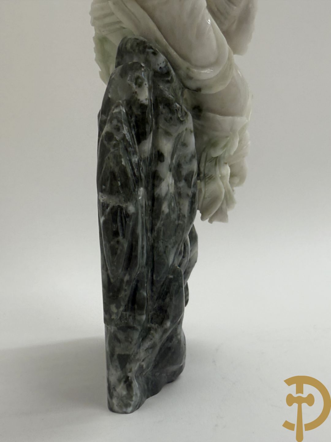 Zwart/witte nefriet sculptuur van geisha in gebergte + speksteensculptuur met bloemen + zittende boedha in nefriet + 9 kleine sculpturen in jadeiet
