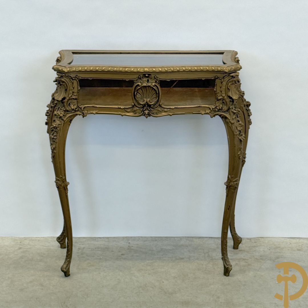 Vergulde Louis XV juwelenvitrine met openklapbaar deksel, bezet met rocailles, op voluutvormige poten