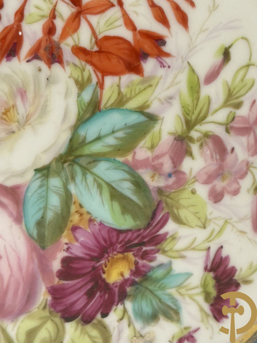 Sèvres cachepot met dubbel decor van handbeschilderde romantische dames en bloemendecor + cachepot in Frans porselein met bloemendecor gevat in bronzen houder + Limoges medici vaas met zwanehalzen