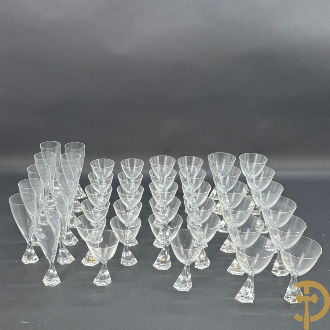 Kristallen glasservies Peill, bestaande uit 11 rode wijnglazen, 11 witte wijnglazen, 12 waterglazen en 11 champagne glazen