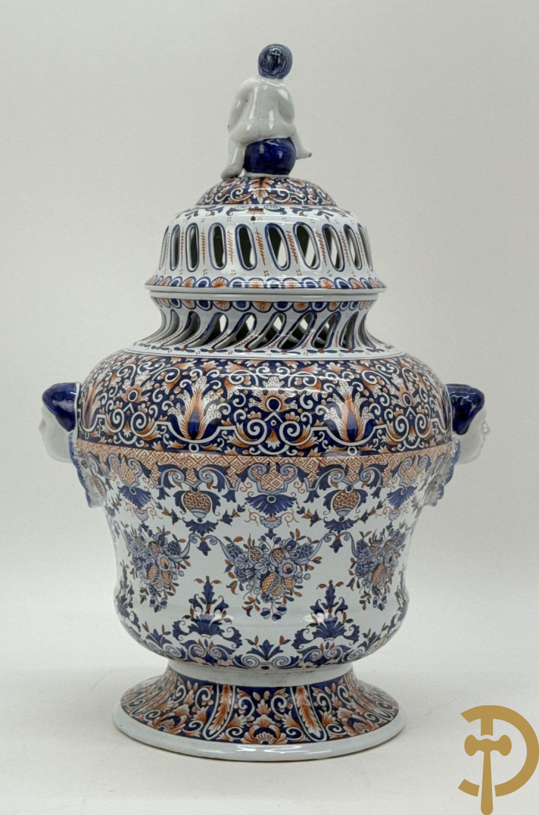 Dekselpotiche in geglazuurde keramiek, Rouan, onderaan gemerkt MD/E (Masse-Frères te Dèvres), bewerkt met cherubijnenkopjes opzij, rond 1900