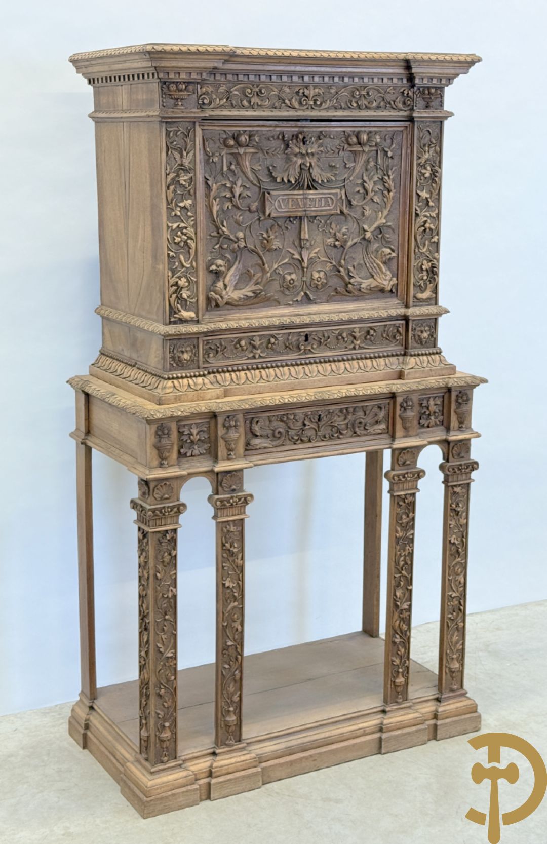Italiaanse handgesculpteerde Neo Renaissance credance, bovenaan met klep en onderaan met lade - sculptuur van dieren en accanthusranken, gemerkt Venetia