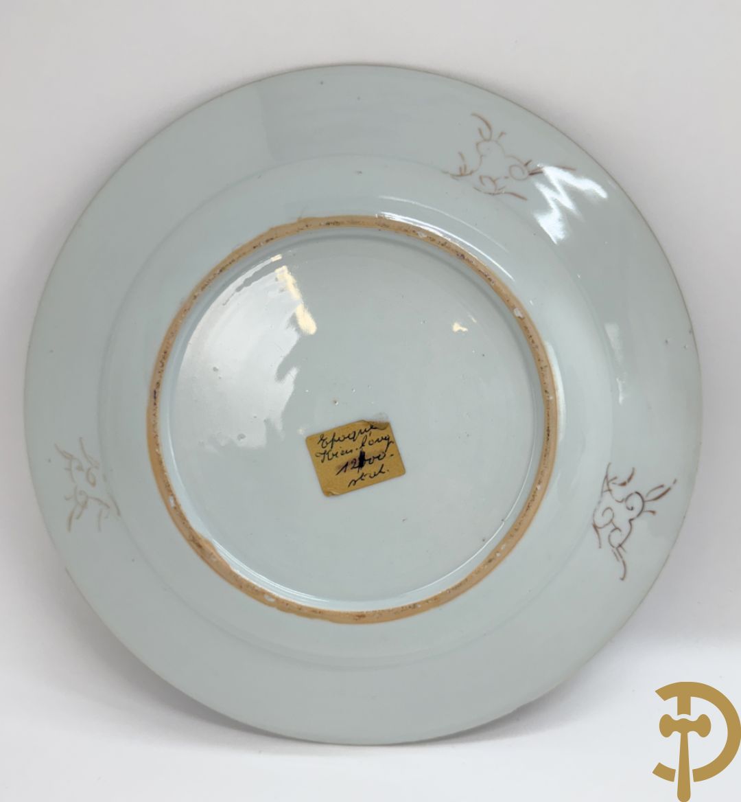 Chinese porseleinen ballustervormige vaas, King Long  + 2 porseleinen bordjes met bloemendecor + 2 bordjes met vazen- en bloemendecor + kopje en schoteltje Imari + dekselpotiche met vogel en bloemendecor