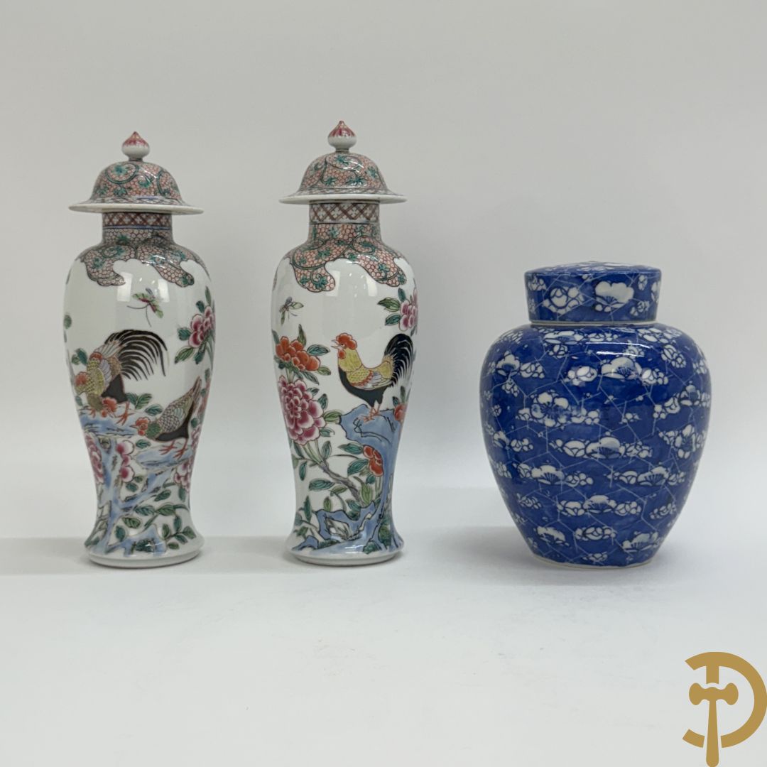 Paar Chinese porseleinen dekselvazen met bloemen- en  hanendecor + Chinese blauw/witte porseleinen gemberpot