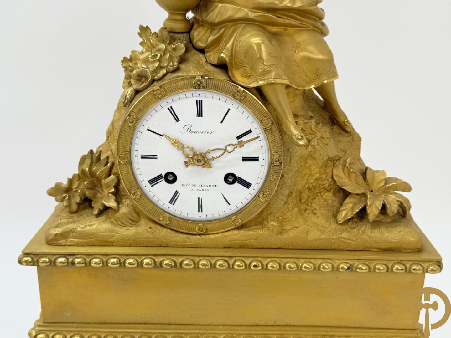 Vergulde bronzen pendule met dame onder globe, Boursier Elève de Lepaute à Paris getekend