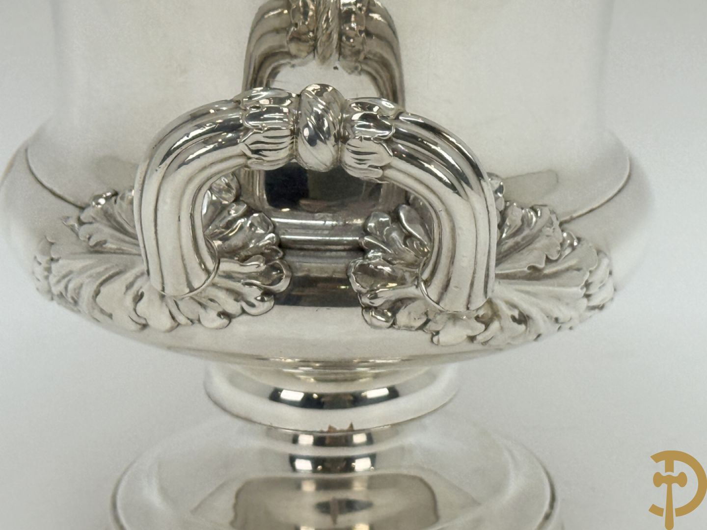 Verzilverde champagne emmer met 2 oren en embleem van larierkrans