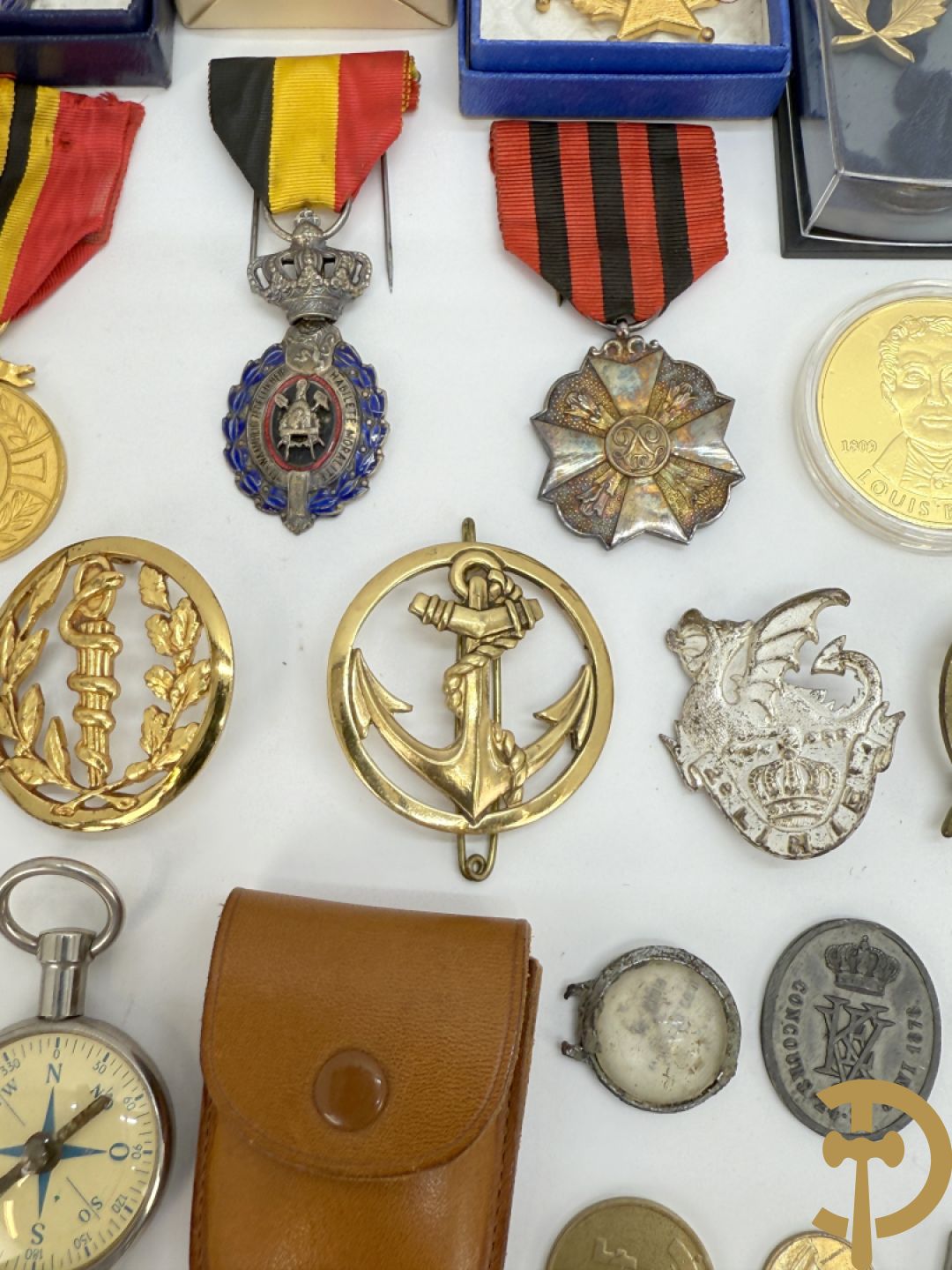 Lot insignes en medailles
