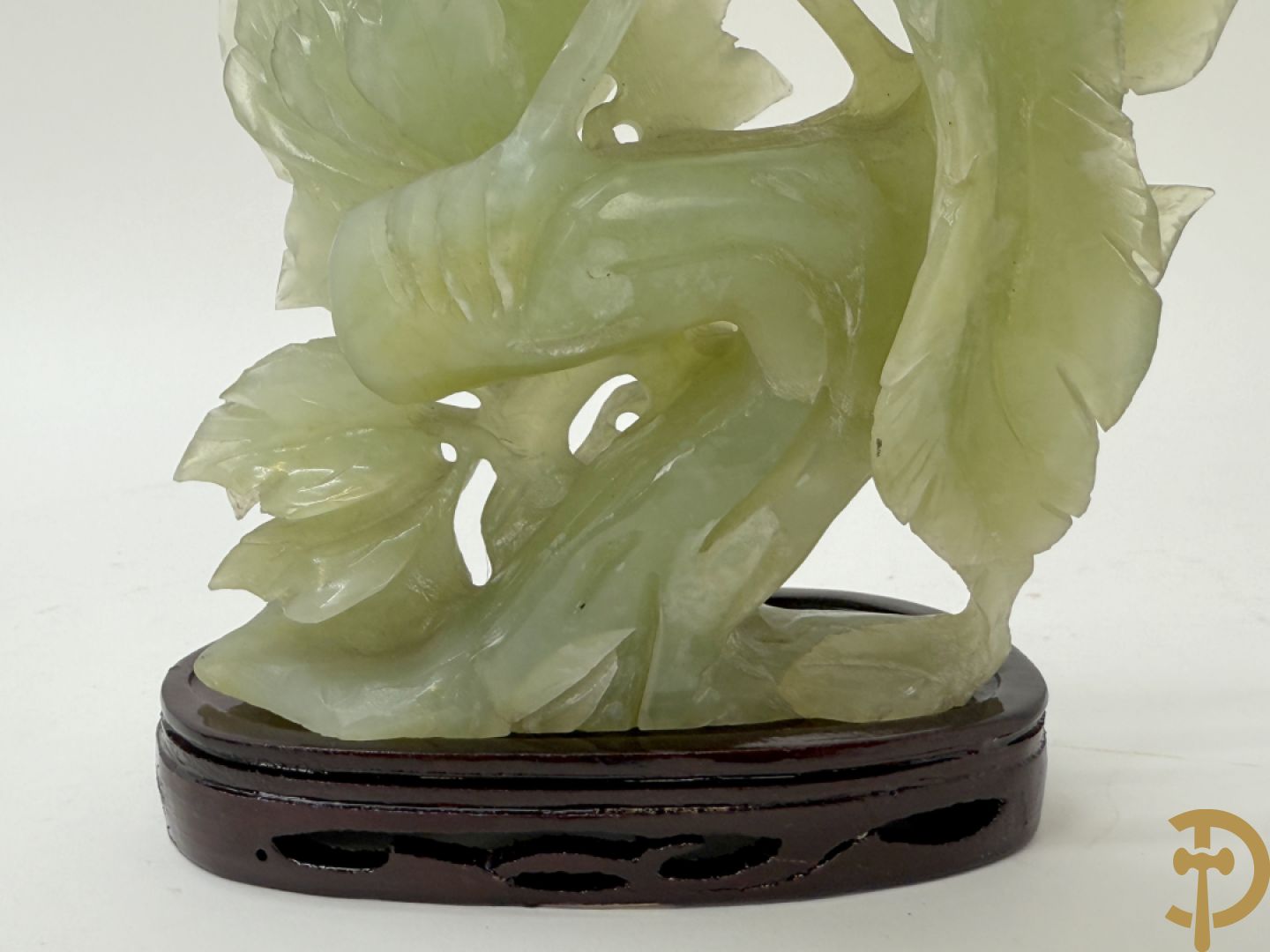 Drie handgesculpteerde Aziatische vogels met bloemenmotieven in jadeiet + klein haantje in jadeiet