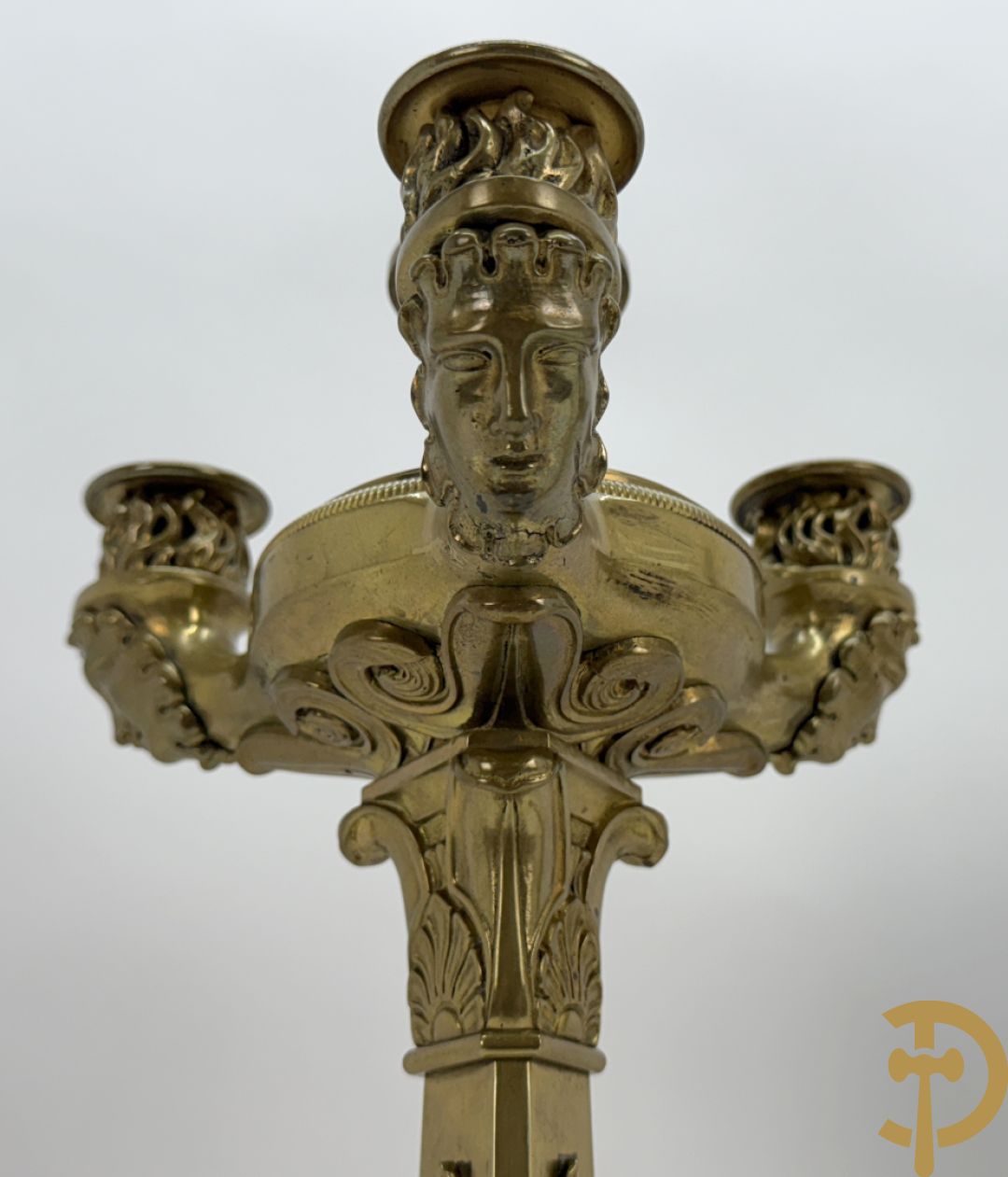 Paar bronzen 3-armige Empire kandelaars met flambeau bekroond