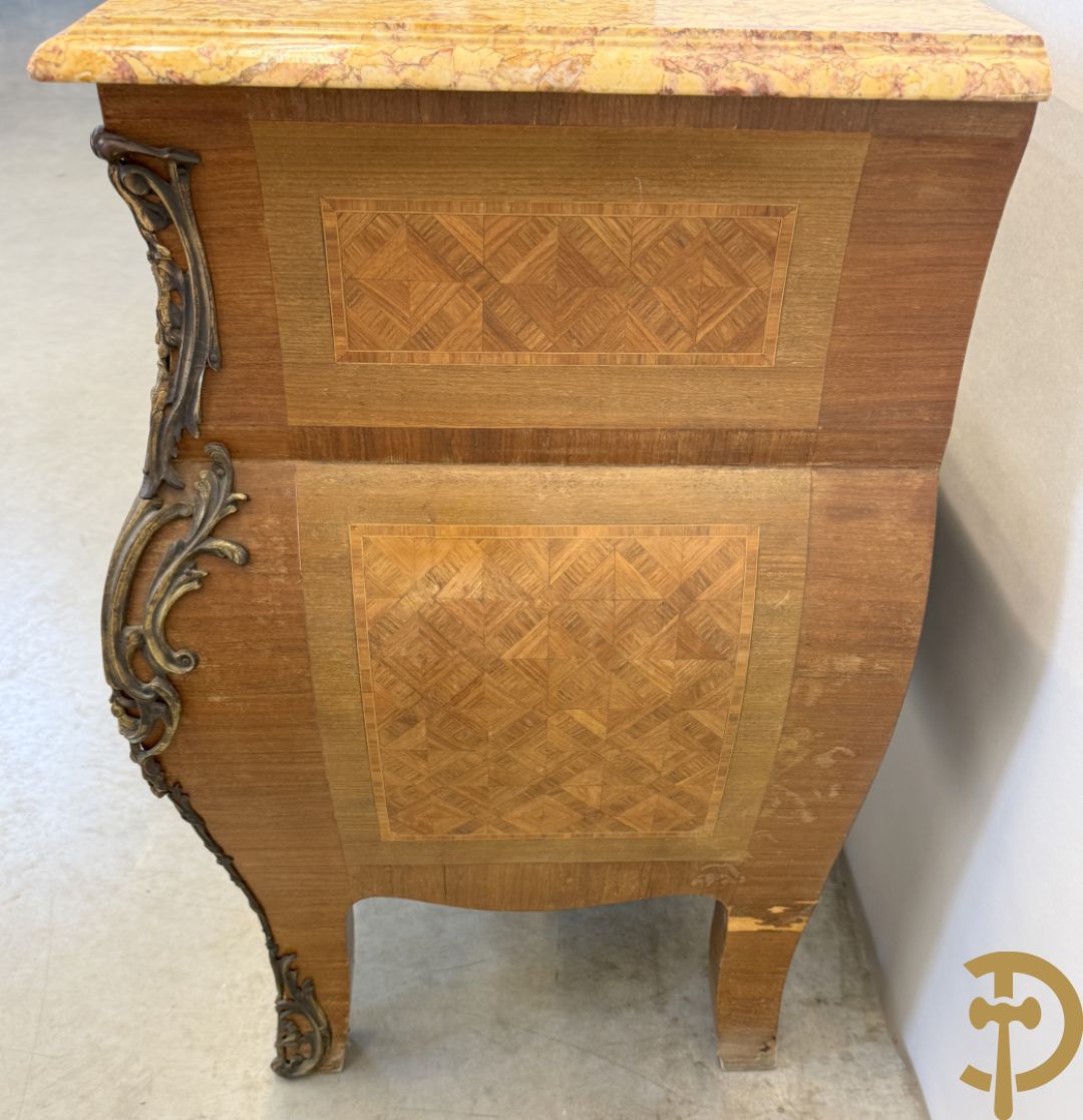 Notelaren gemarketteerde en gegalbeerde drieladencommode bezet met bronsbeslag en geaderd marmeren blad